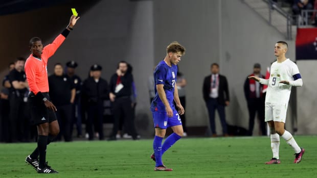 Aidan Morris recibe tarjeta amarilla